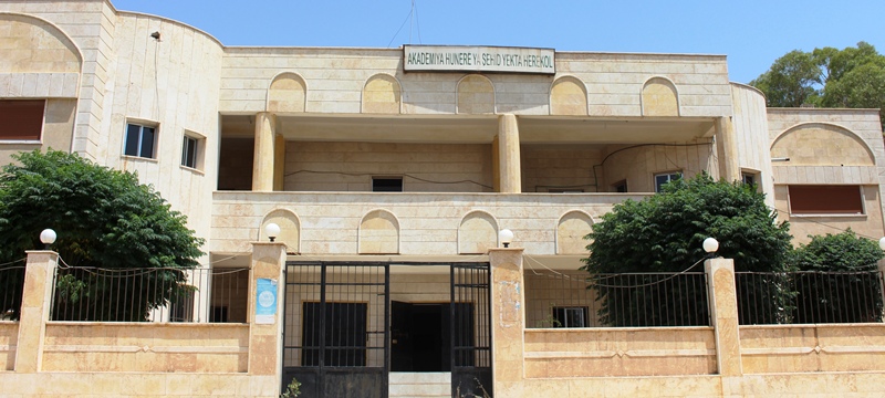 Pêwestiya civakê bi zanistiyên hunerî heye