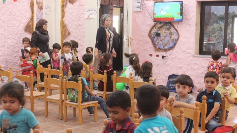 Zarok li bexçeyê Emel dilşad in