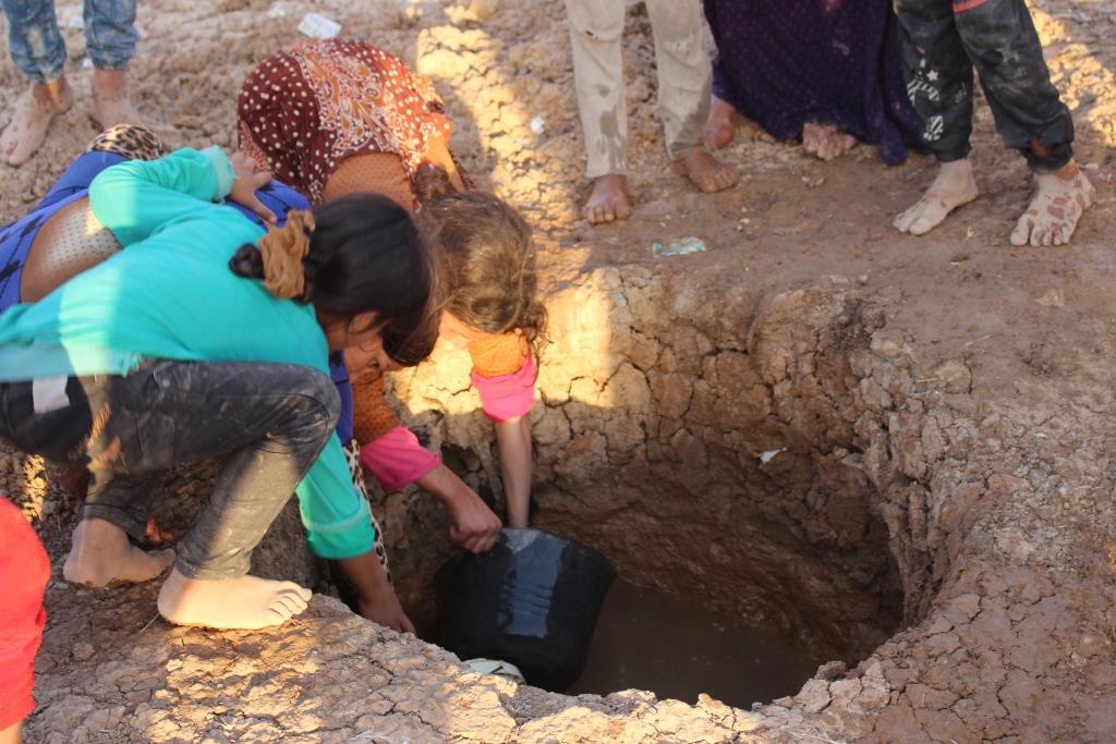 Avê hê jî bi dewlikan ji bîrê derdixin