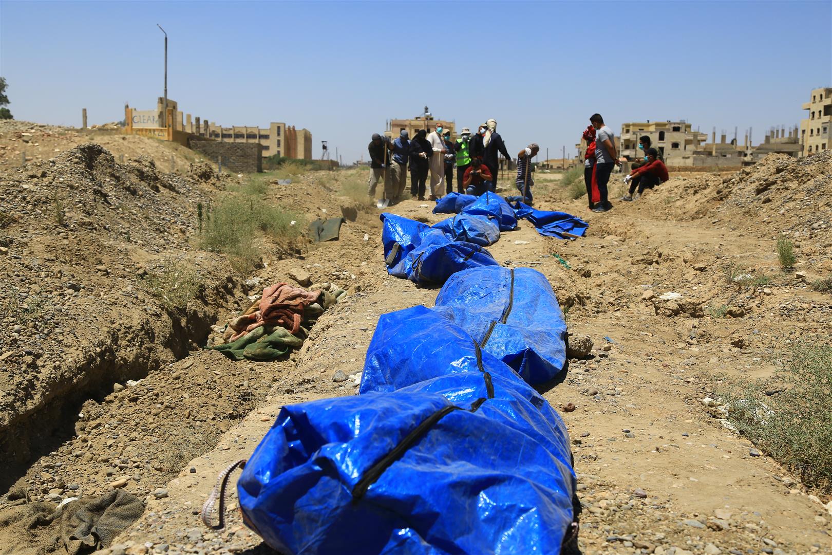 Li Reqayê şopên wehşeta DAIŞ’ê, gorên komî