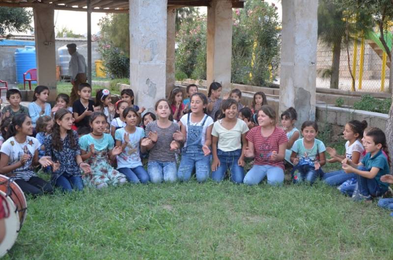 Zarokên Mexmûrê xwedî li çanda xwe derdikevin
