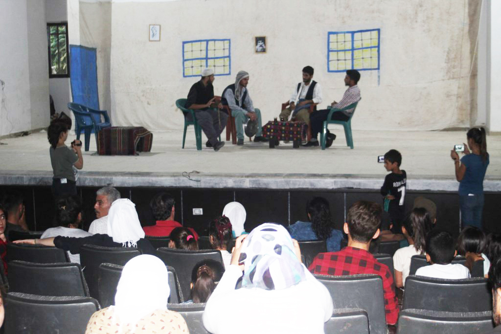 Koma Mexmûrê li Rojava şanoyan pêşkêş dike