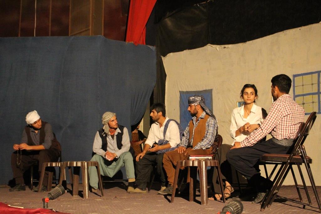 Koma Mexmûrê li Rojava şanoyan pêşkêş dike