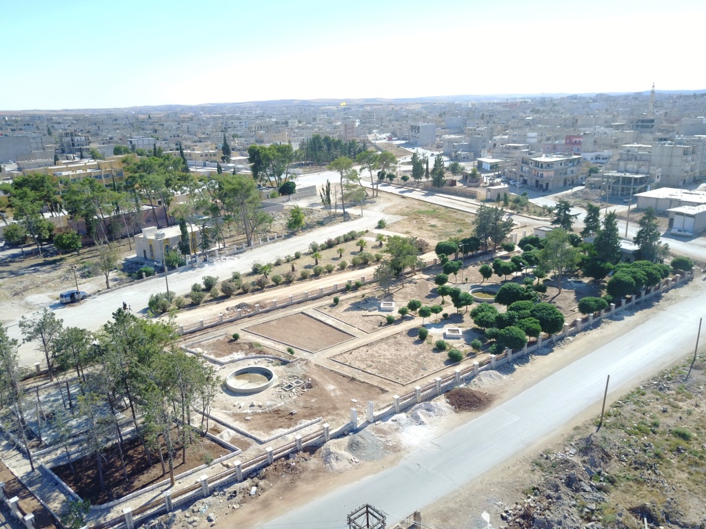 Apê Ednan dar û kulîlkan diçîne