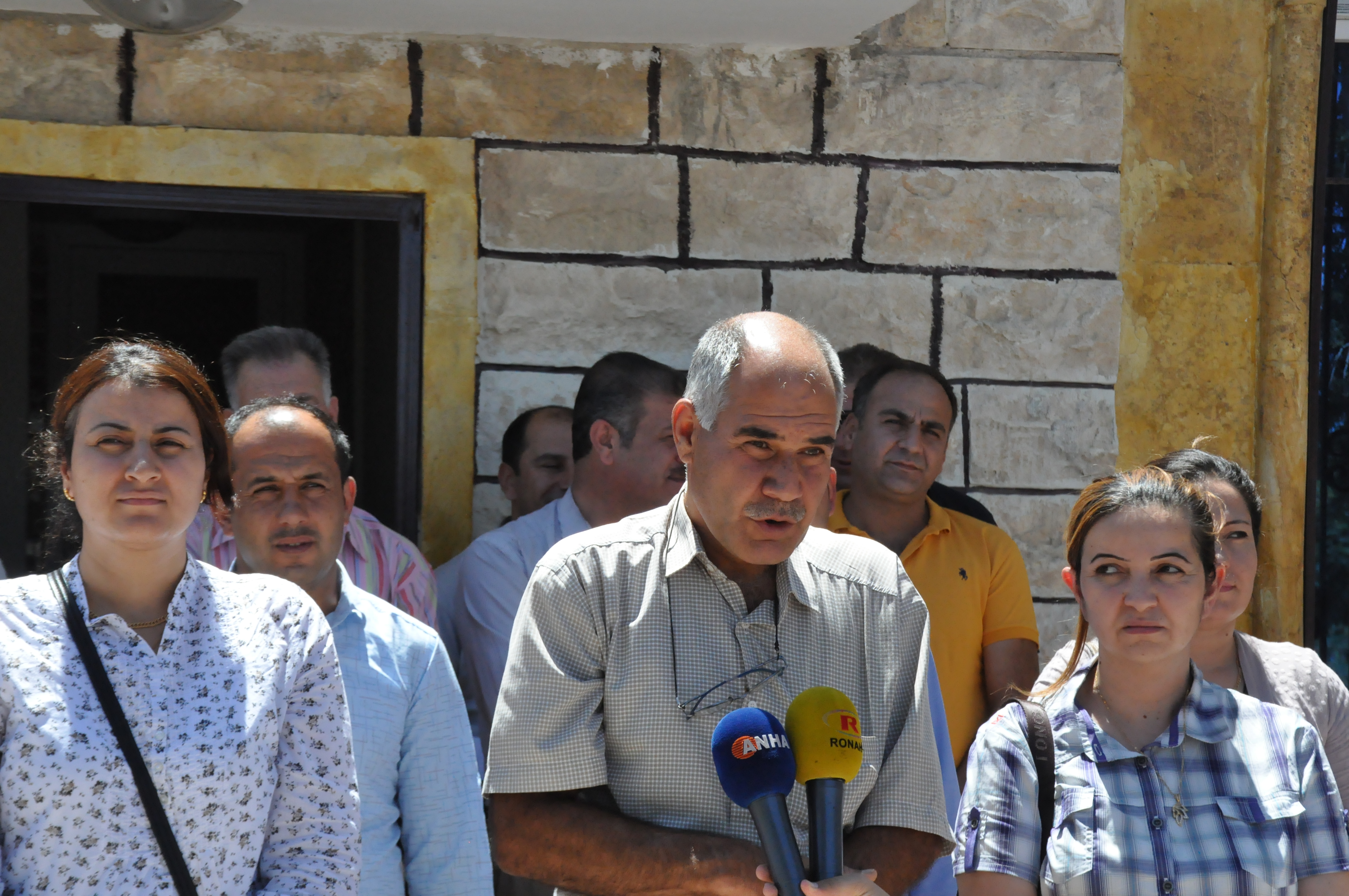 Parêzeran tecrîd şermezar kirin
