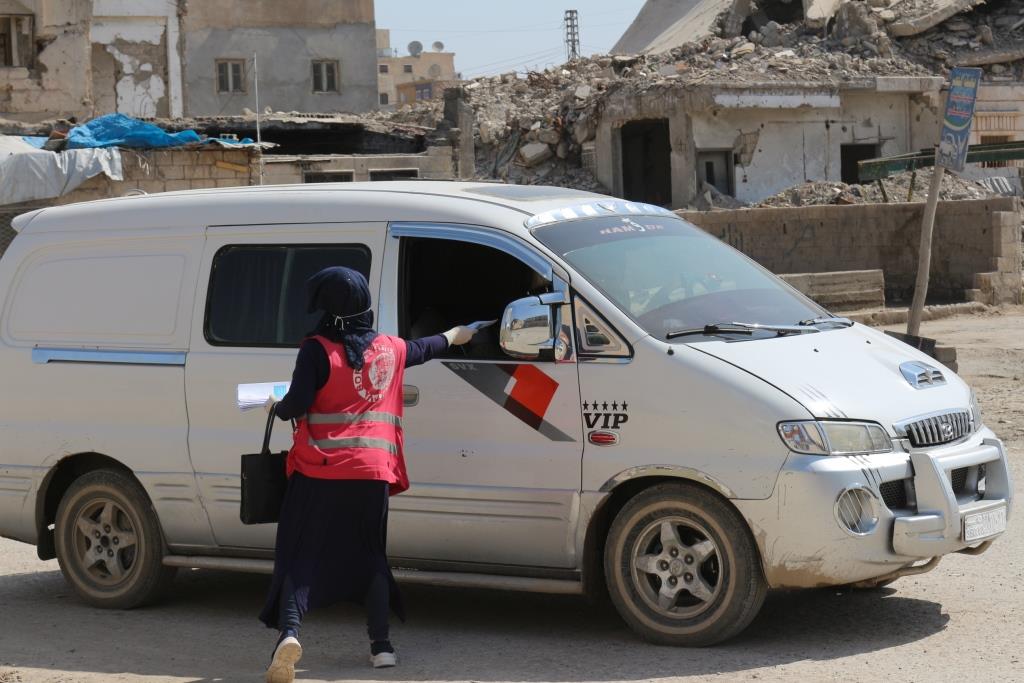 Heyva Sor a Kurdî belavok li taxên Reqayê belav kirin