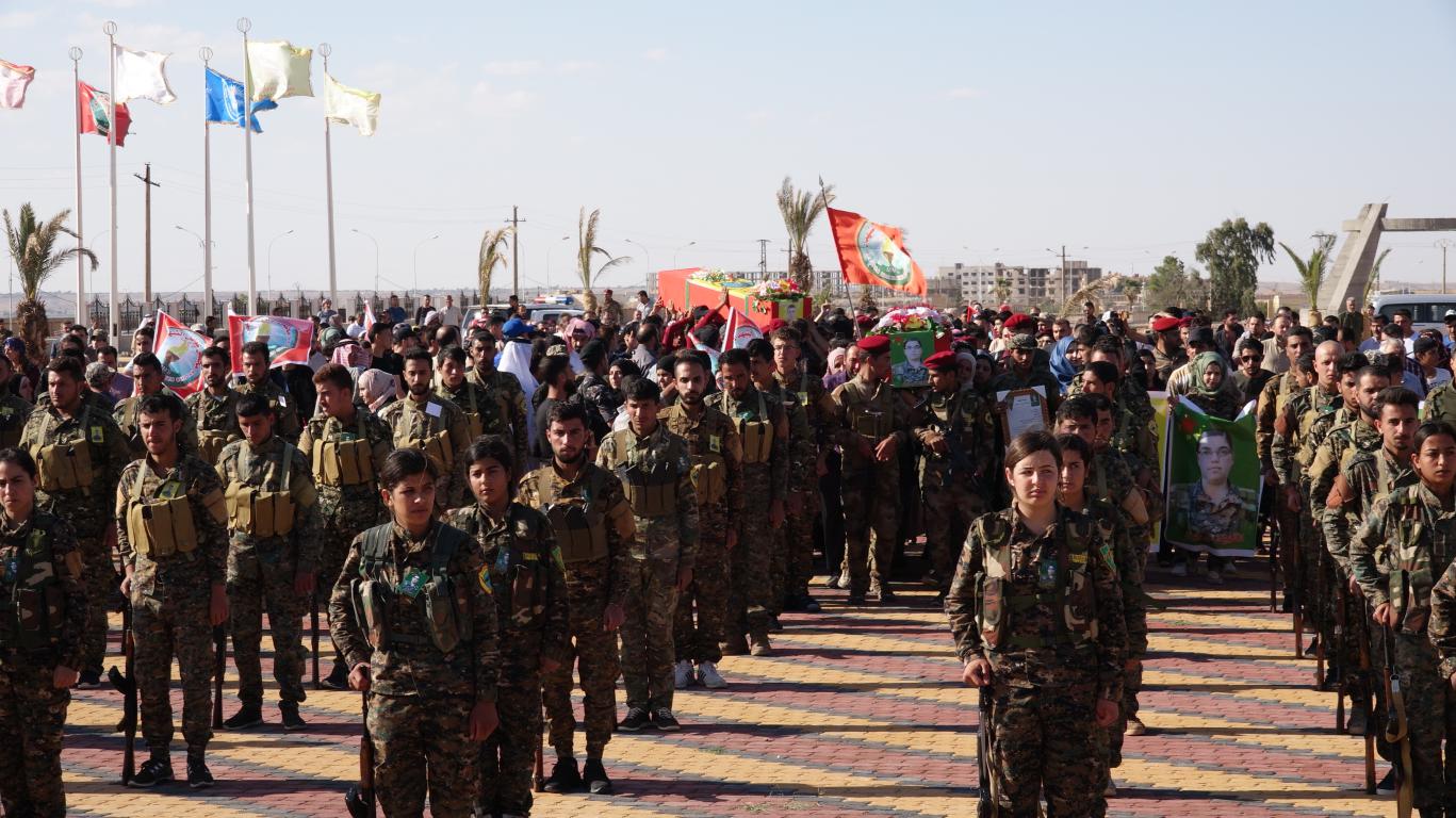 Cenazeyê şehîd Nûjiyan û El-Idlibê li Tebqa hatin veşartin