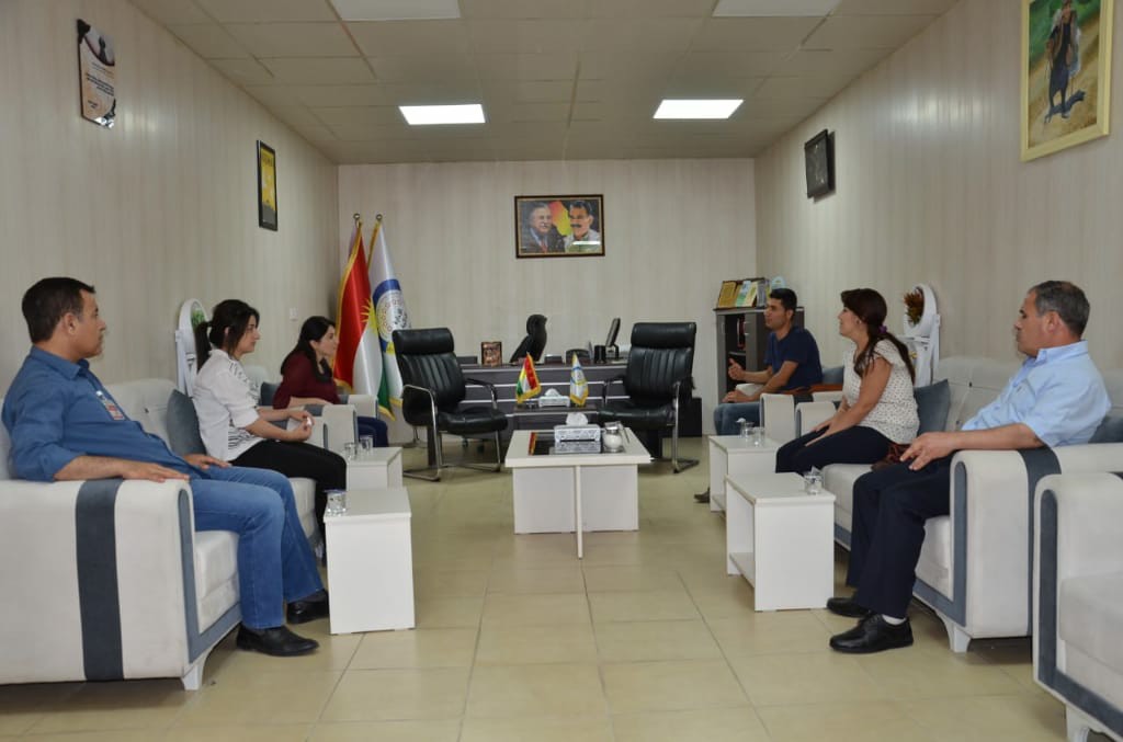 Du akademisyenan pirtûk diyarî Zanîngeha Rojava kirin
