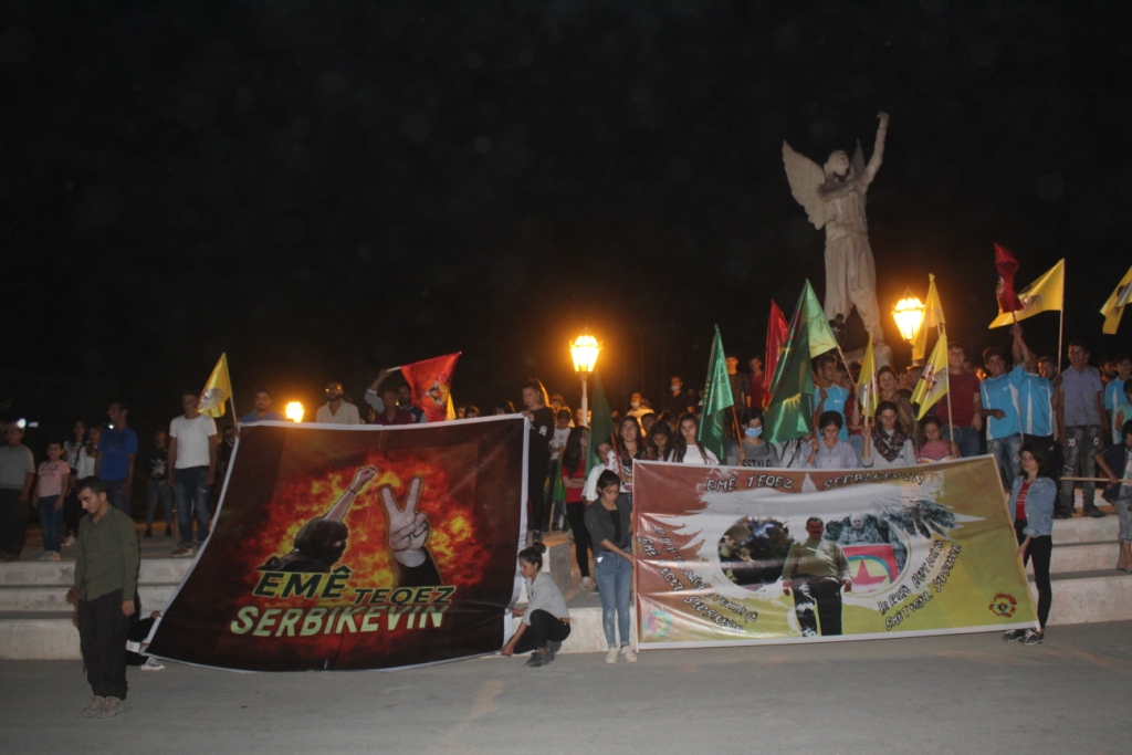 Ciwanên şoreşger yên Kobanê li dijî dagîrkeriyê meşiyan