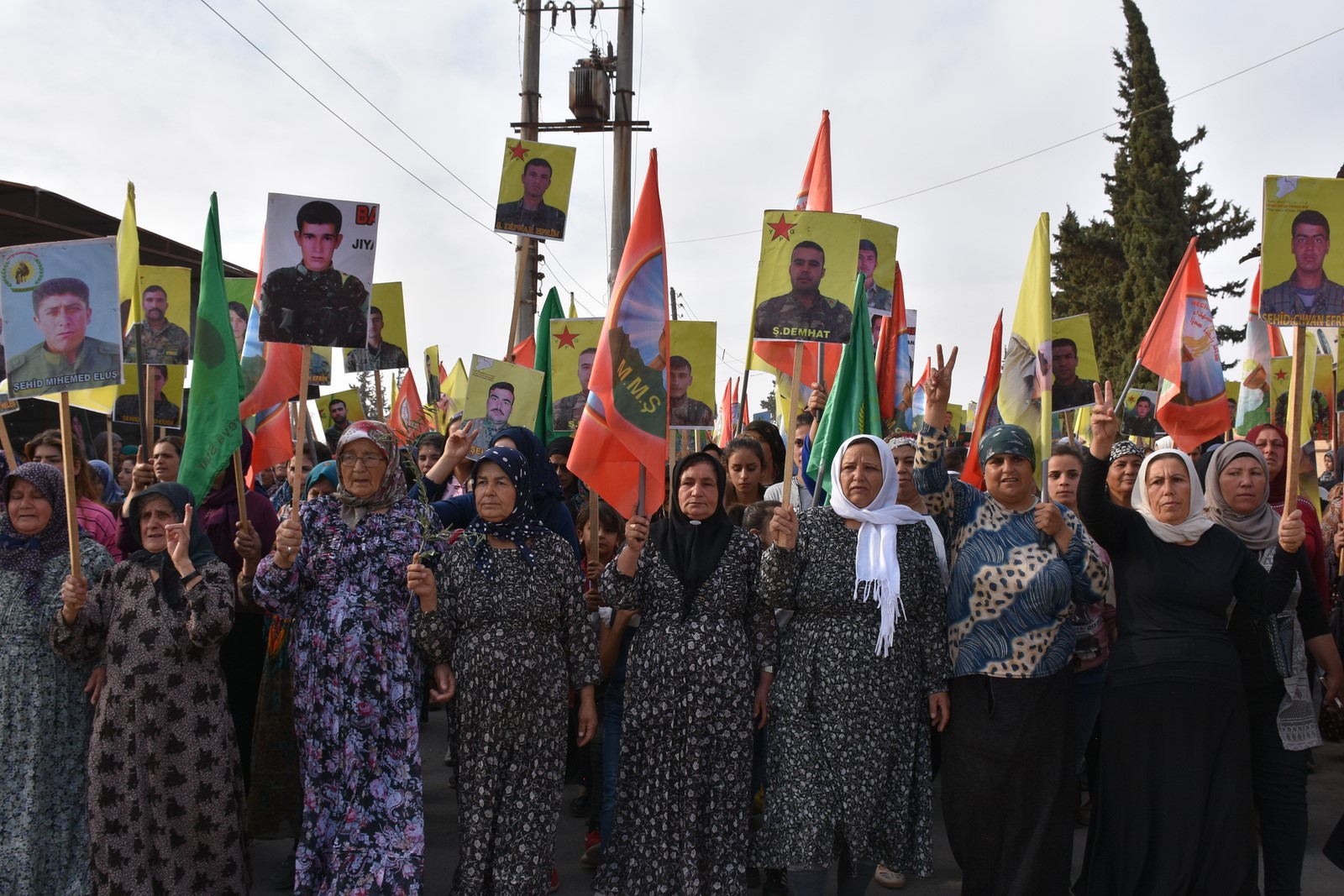 Malbatên şehîdan li dijî komploya navneteweyî meşiyan