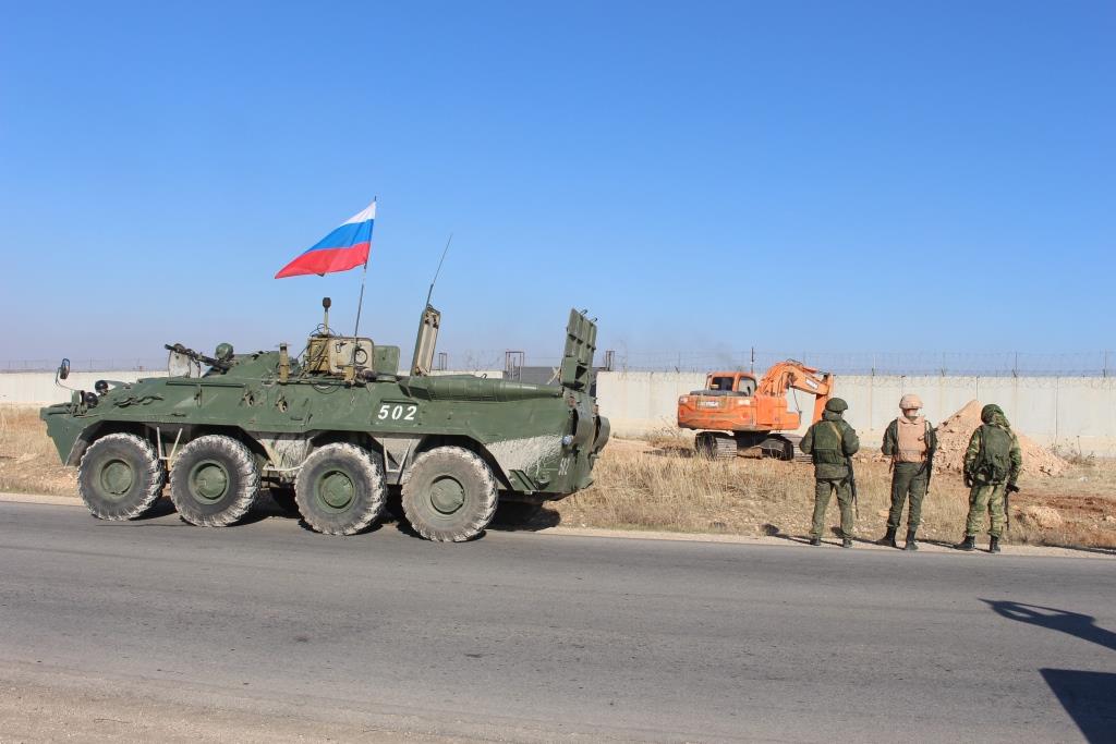 Hêzên Rûsya dergehê sînor ku artêşa tirkî ya dagîrker vekiribû dorpêç kirin