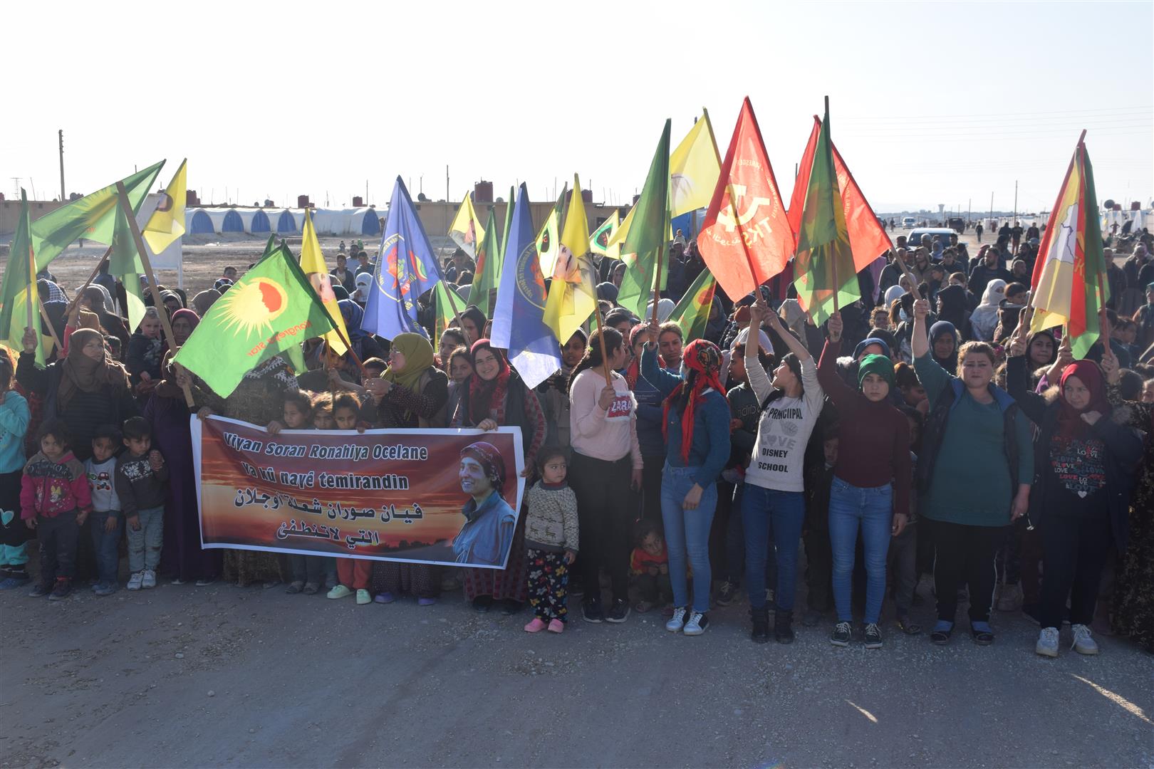 Bi hezaran şêniyên Hol û Serê Kaniyê li dijî gefên dewleta tirkî meşiyan