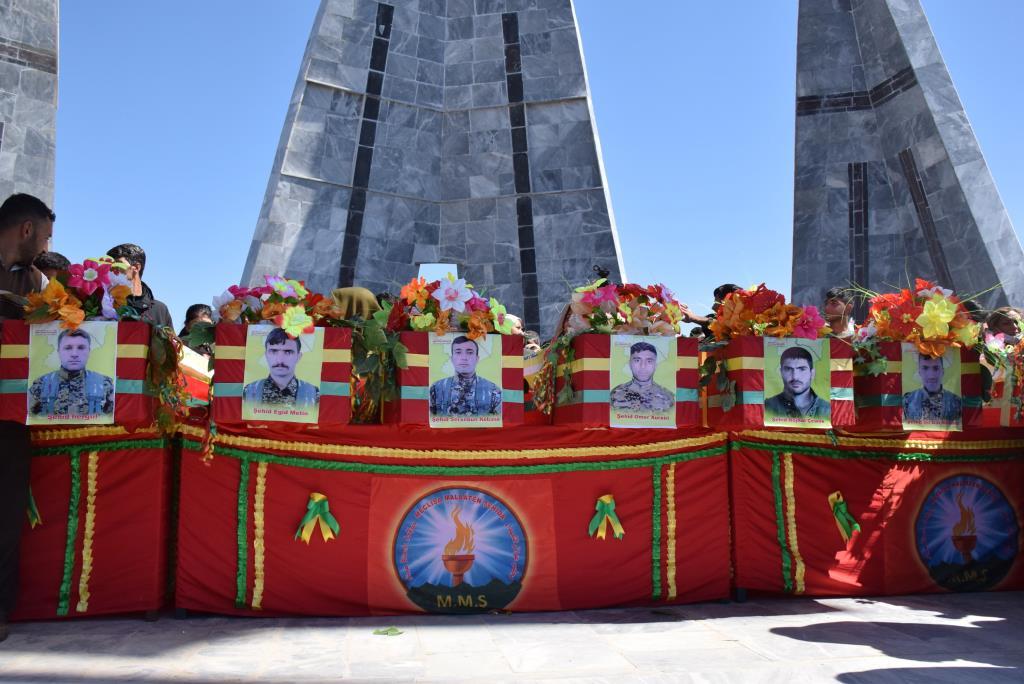 Cenazeyên şehîdên berxwedana Eyn Îsa bi merasimeke biheybet hatin veşartin