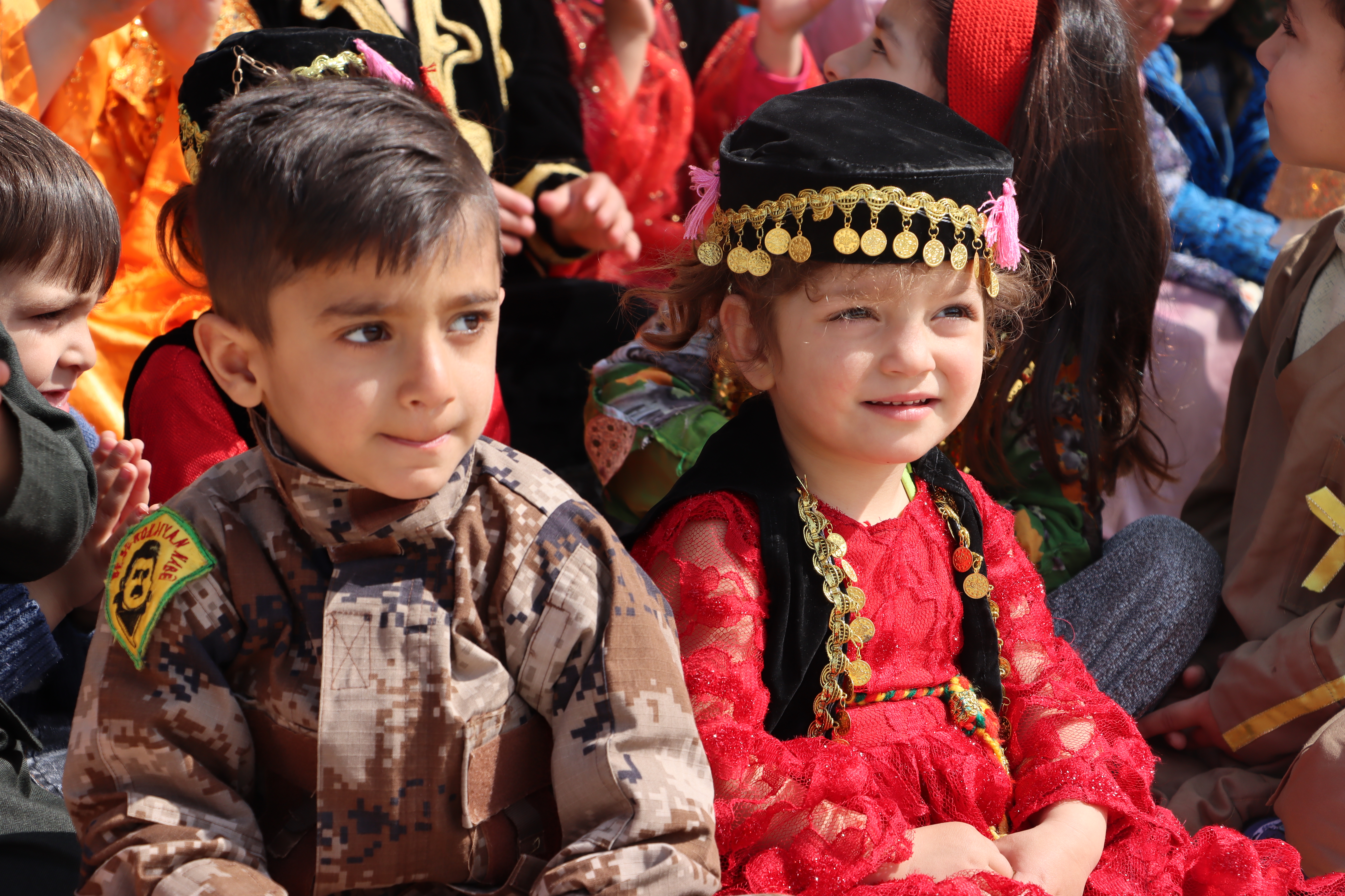 Bi bedwiya xwe roja cilên kurdî xemilandin