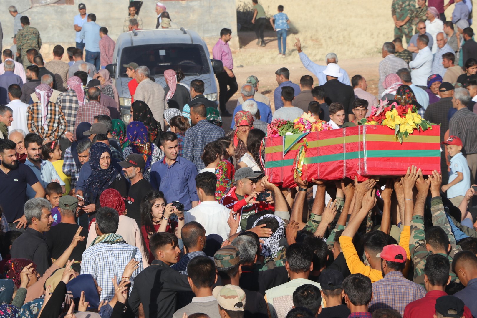 Şêniyên Efrînê bi merasimeke girseyî şehîd Mezlûm Nêrebiyê spartin axê