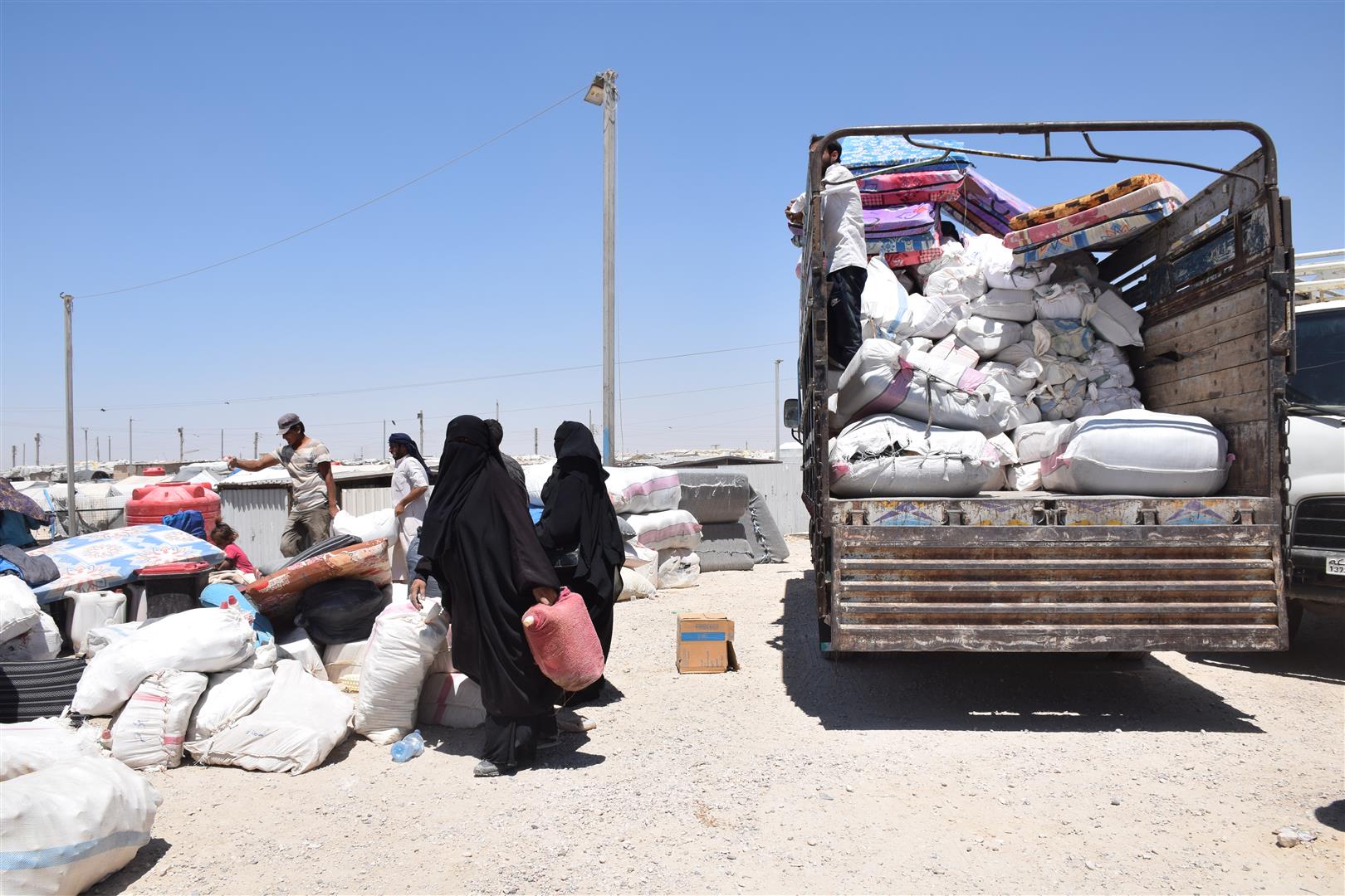 Komeke din ji koçberên kampa Holê derketin