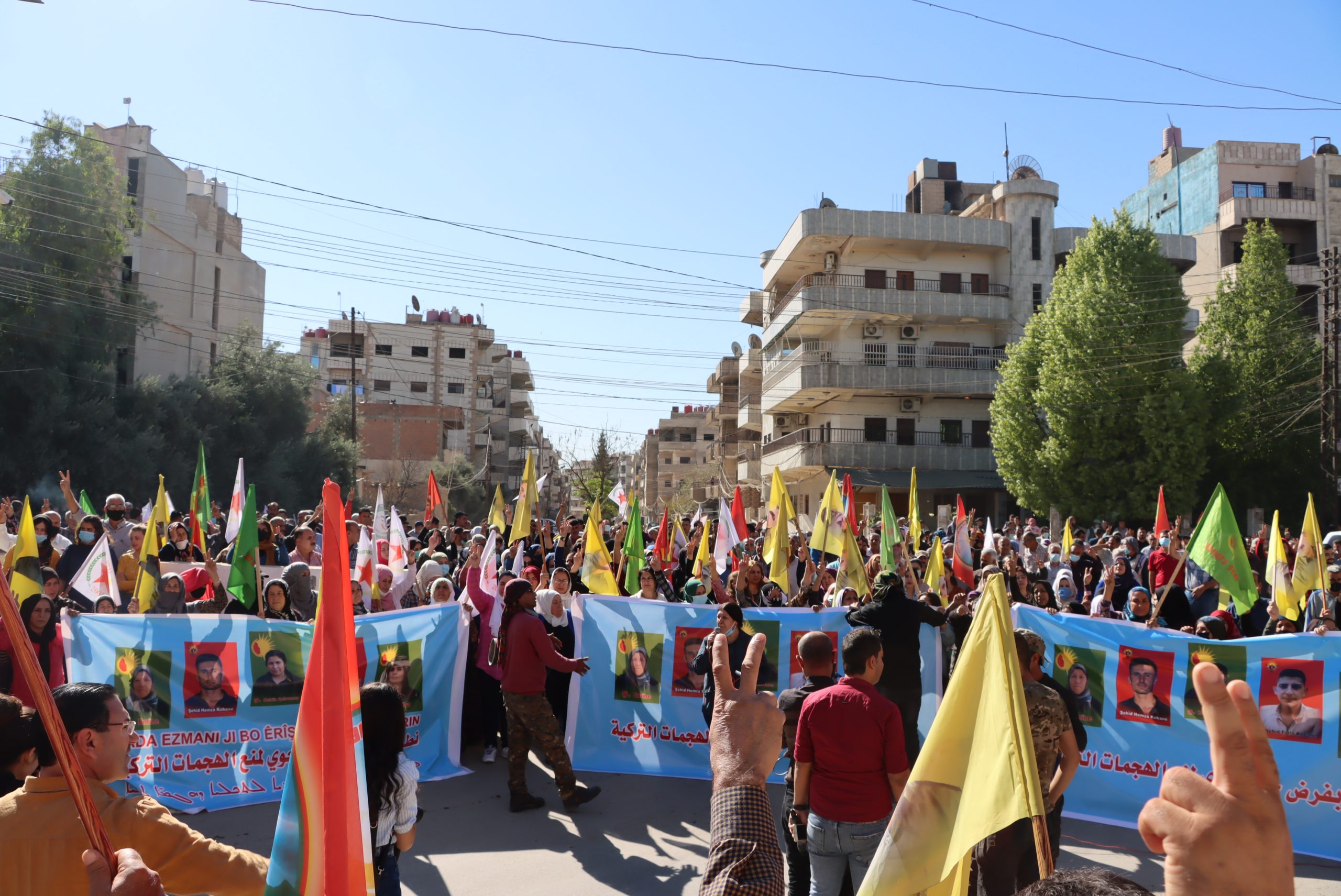 Li heber êrişên dewleta tirkî yên qirkirinê, li Qamişlo meşek hat darxistin