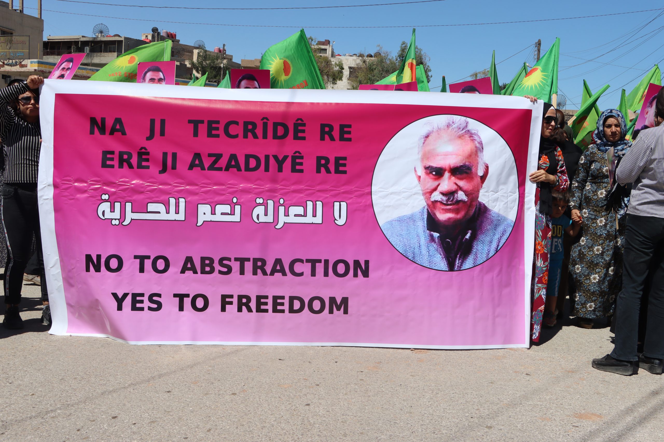Jinên bajarê Qamişlo ji bo rakirina tecrîda li ser Rêbar Apo meşiyan