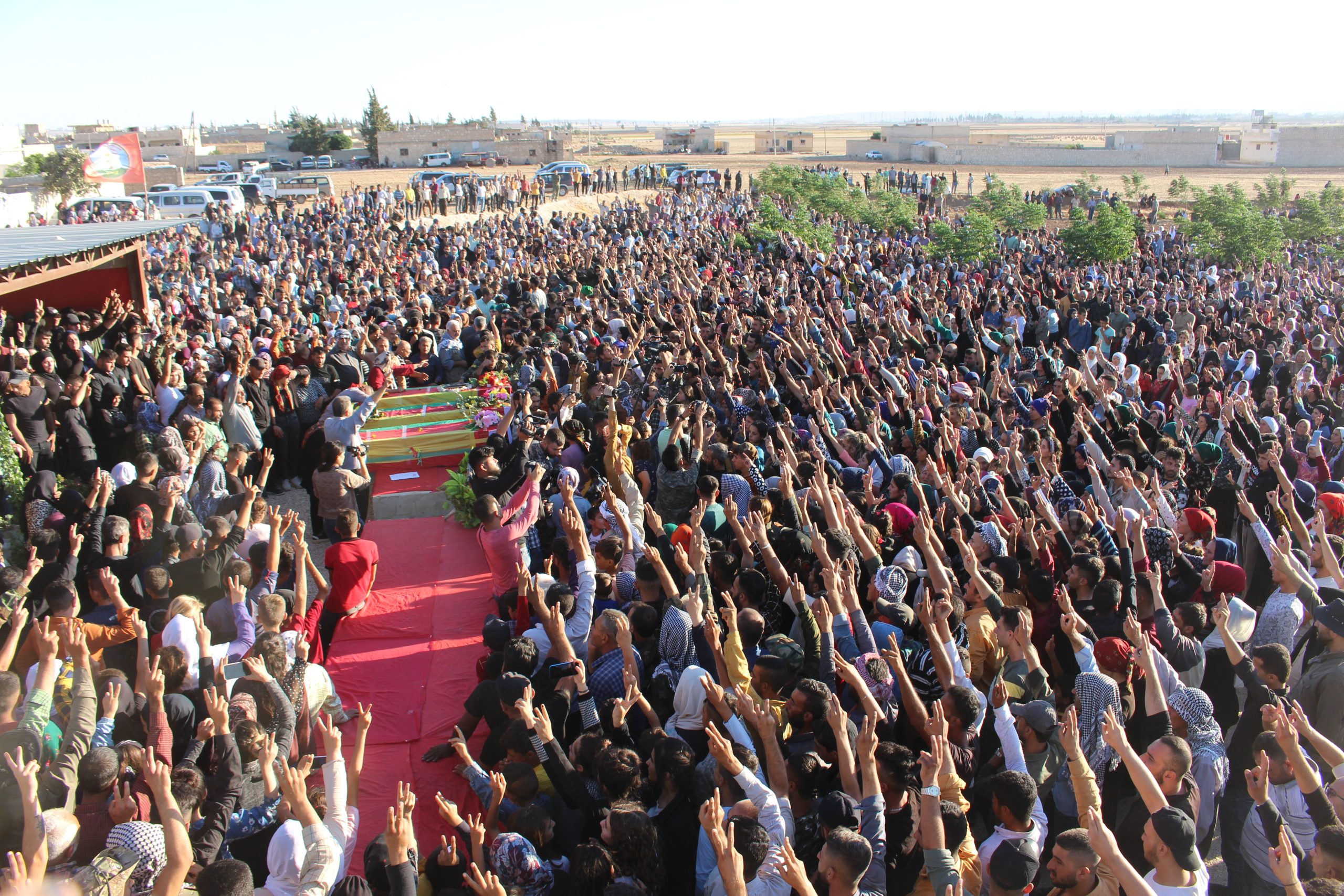 Bi dengê def û zurne gelê efrînê Şehîdên xwe oxir kirin