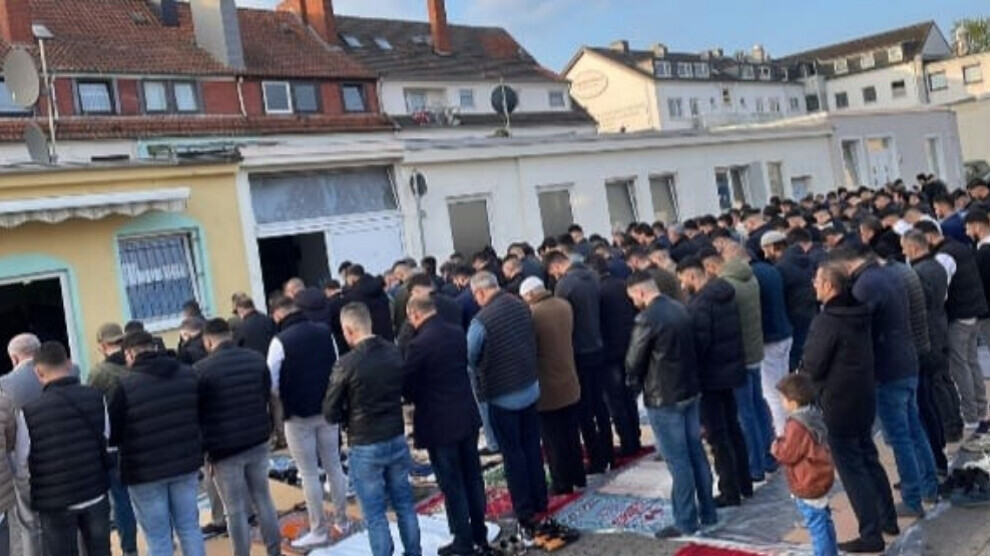 Gelek kesan ji bo şehîdên Parîsê nimêj kirin