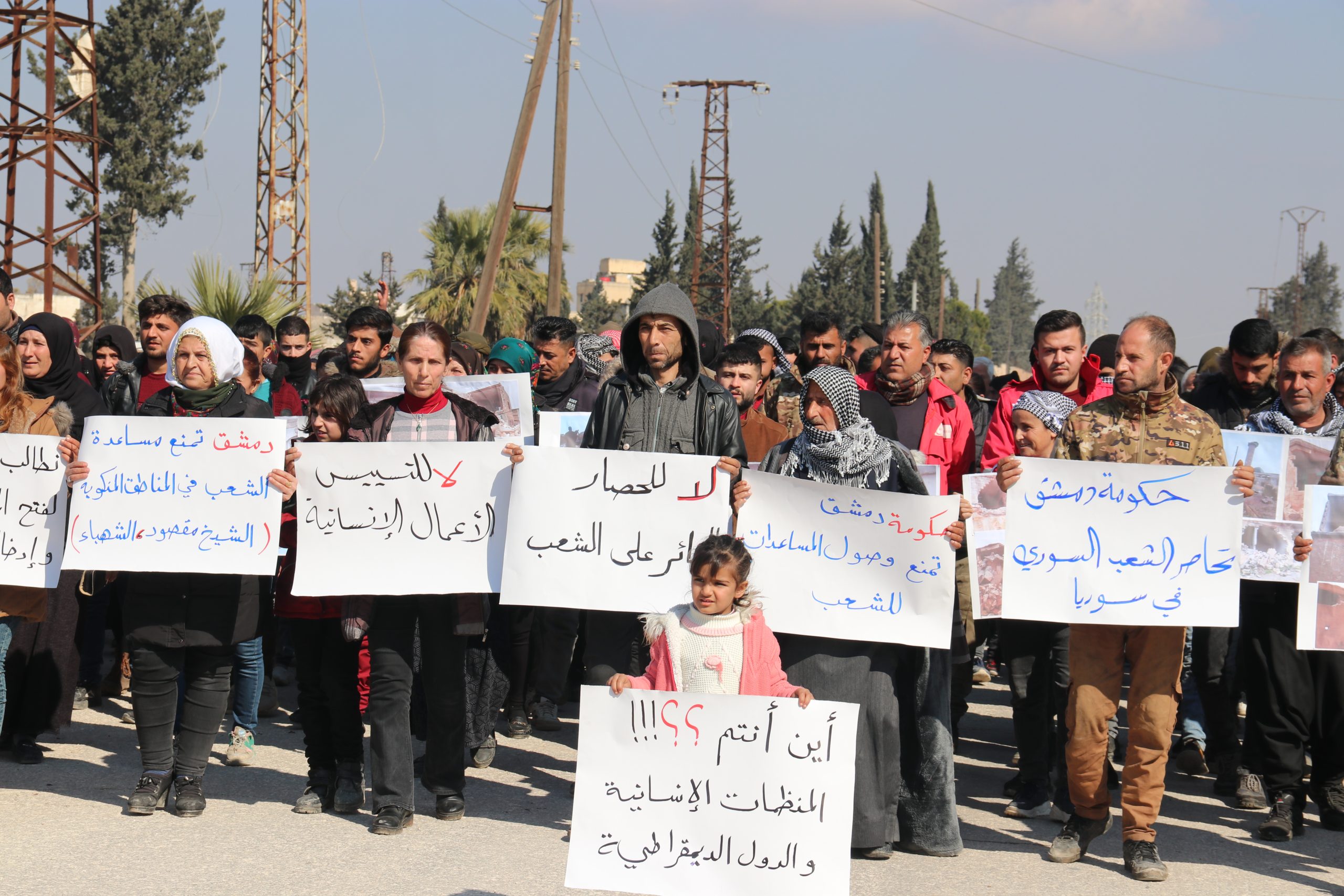 Koçberên Efrîn û gelê Şehbayê li dijî dorpêçê meşek  li dar xistin