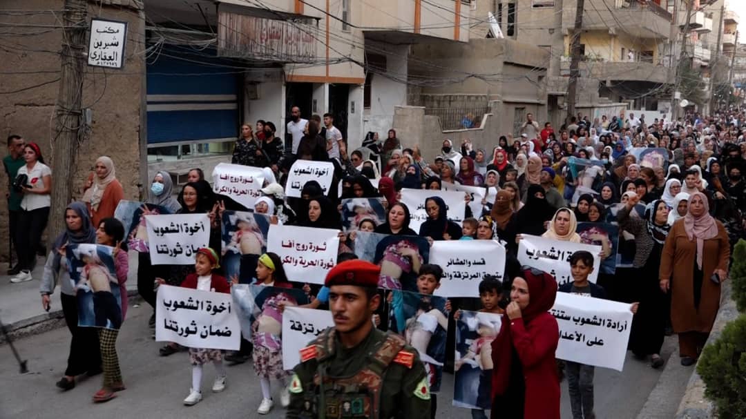 Şêniyên Qamişlo êrîşên hêzên çekdar yên girêdayî hikûmeta Şamê li ser Kantona Dêrazorê şermezar kirin
