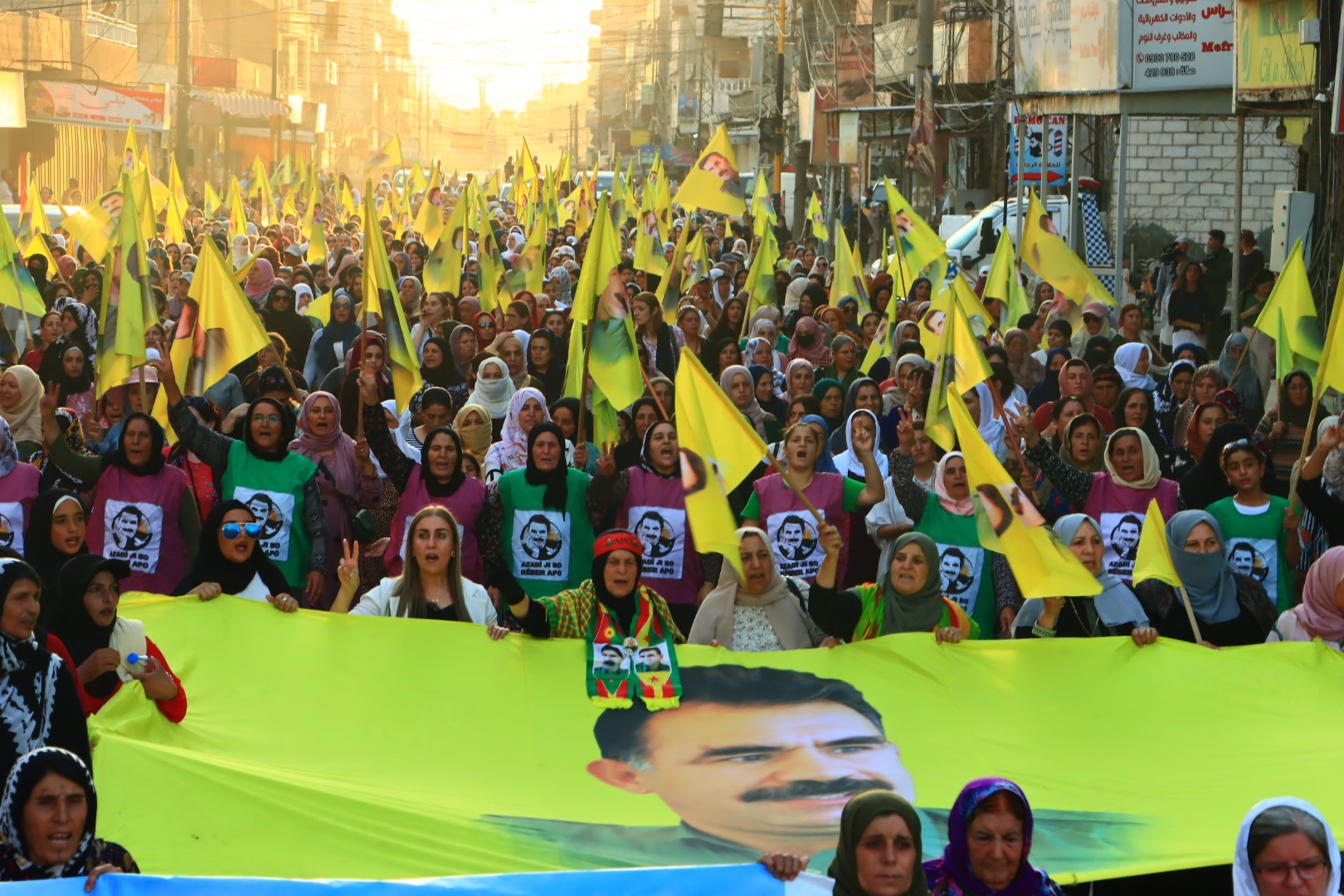 Bi meşeke girseyî jinên kantona Cizîrê daxwaza azadiya Rêber Apo kirin