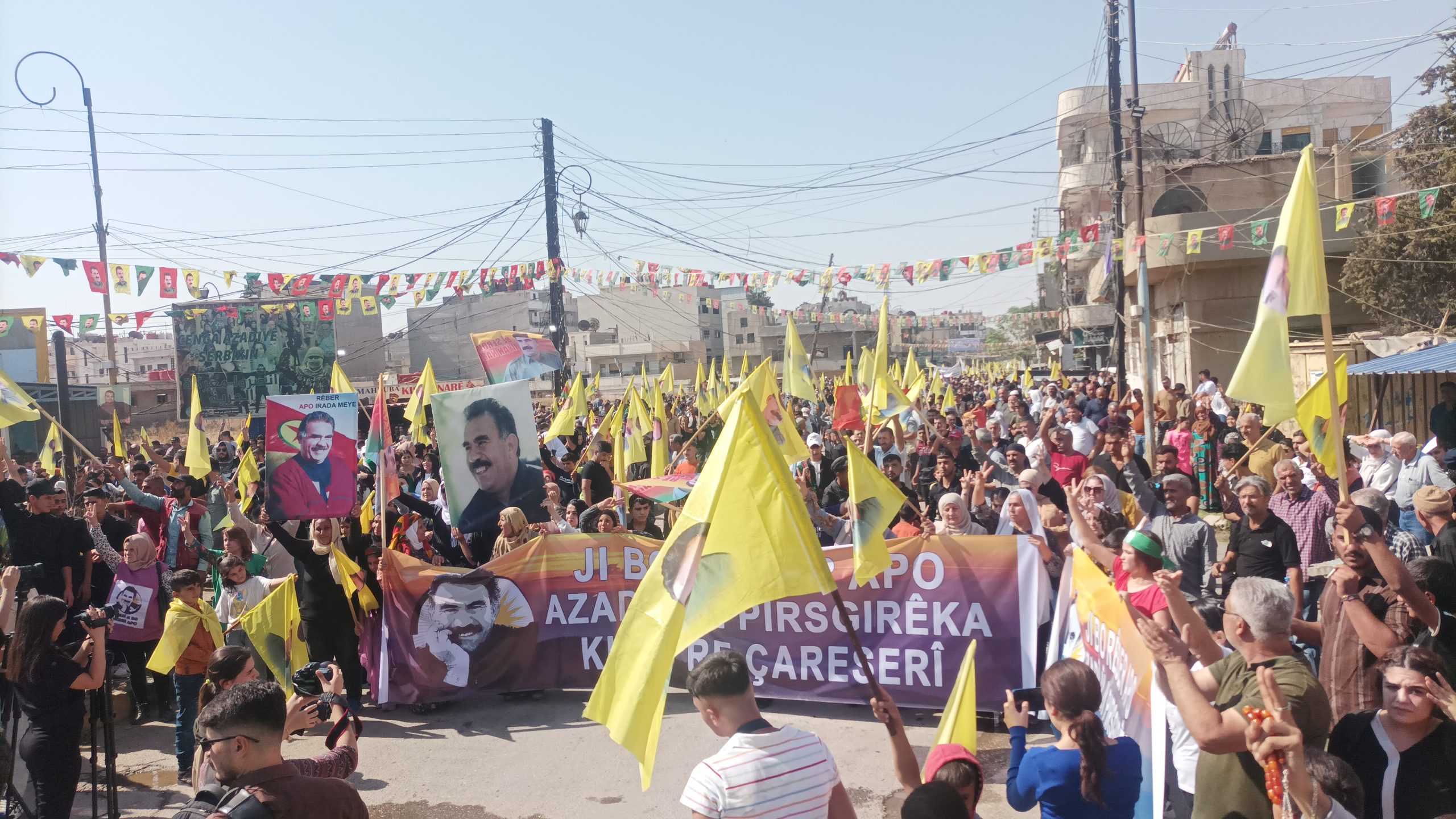 Li dijî Komploya Navneteweyî şêniyên Cizîrê daketin kolanan