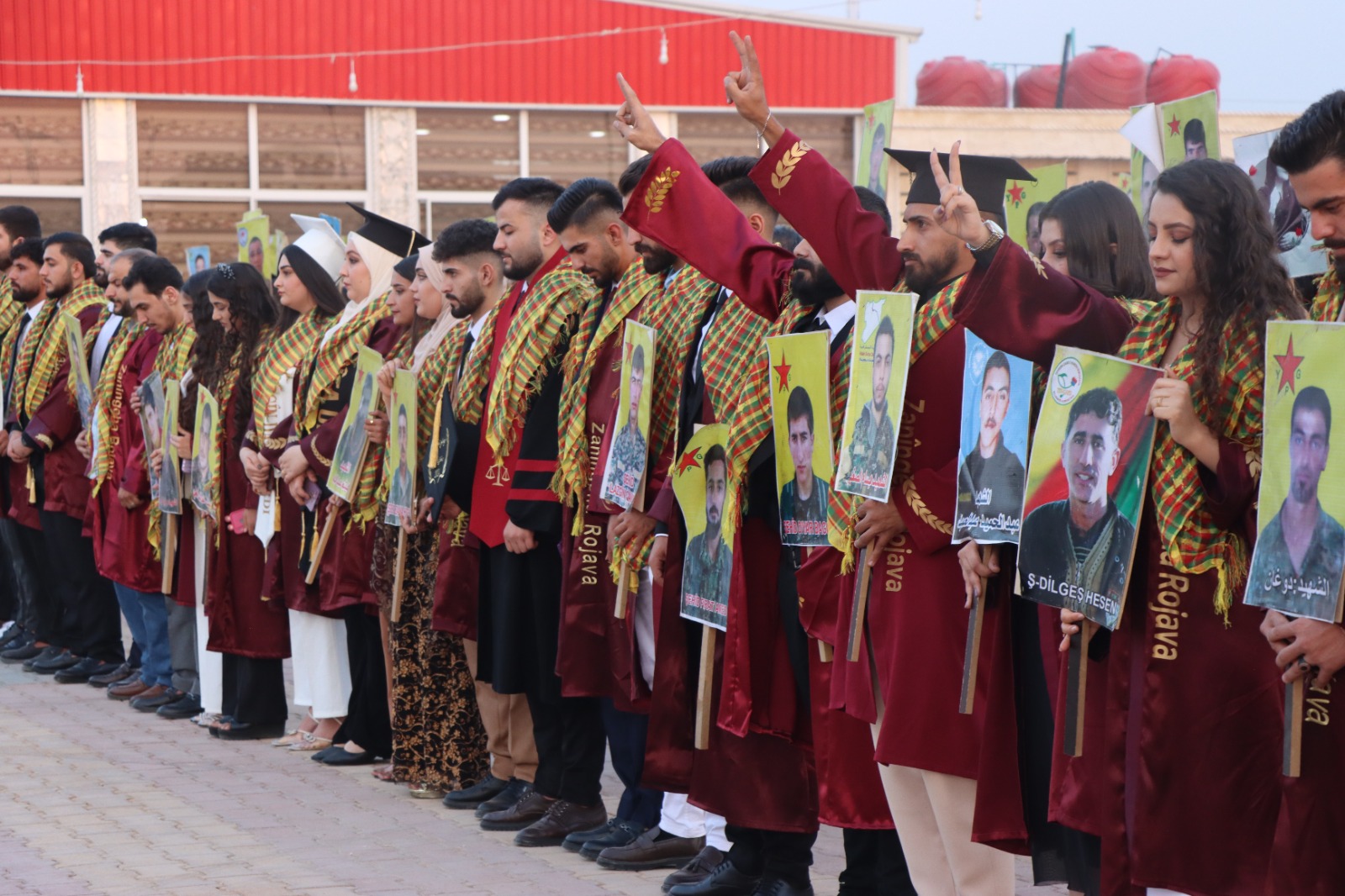 Zanîngeha Rojava şahiya derçûna 435 xwendekaran li dar xist