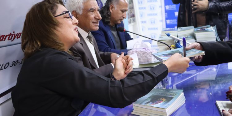 Rojîn Mûsa çîroka ‘Kenê Bi Girî’ îmze kir