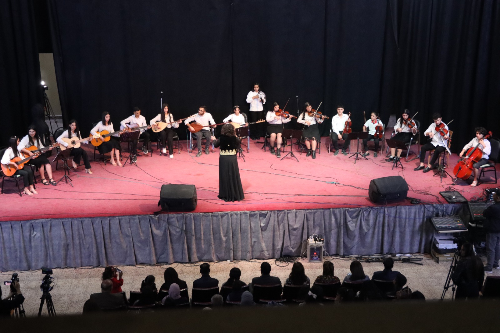 Peymangeha Orkestra Rojava şahiyekê muzîkê li darxist