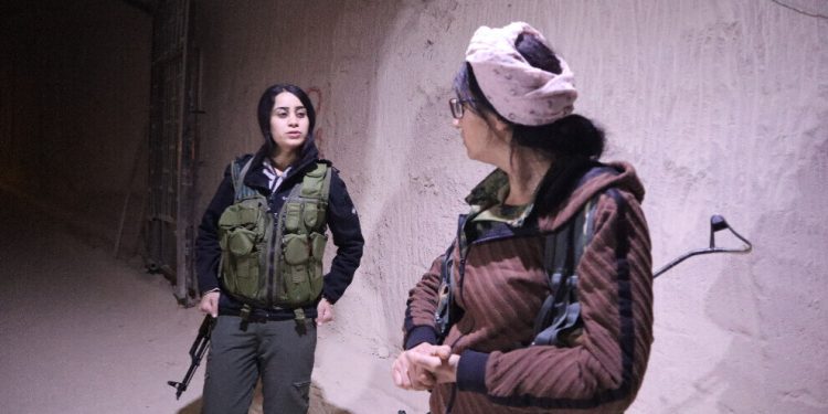 ‘Şervanên YPJ’ê bi rihê Kobanê berxwedanê dikin û rê nadin dagirkeran’