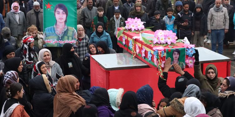 Bi merasîmeke girseyî şervana YPJ’ê Urûbe El-Kino li Qamişlo hat oxirkirin