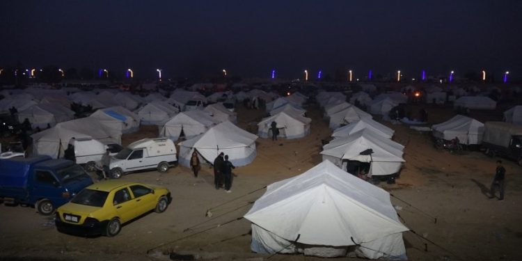 ‘Pêwîste her kes bi yek rihî dest bide koçberan’