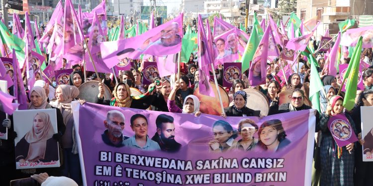 Li Qamişlo Sakîna Cansiz û rêhevalên wê bi meşeke girseyî hatin bibîranîn