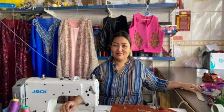 Enîta Lame ya Nepalî cil û bergên Kurdî didirû