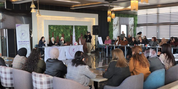 ‘Pêwîste jin serê xwe ji hişmendiya paşverû re netewînin’