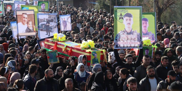 Li Qamişlo bi merasîmeke girseyî 7 cangoriyên azadiyê hatin oxirkirin