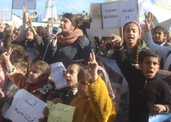 Mamosteyên bajarê Amûdê êrîşên dewleta Tirk şermezar kirin