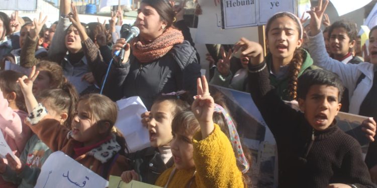 Mamosteyên bajarê Amûdê êrîşên dewleta Tirk şermezar kirin