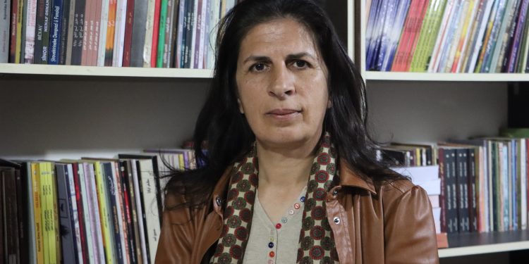 ‘Helwestên kurdên li Ewropa ji bo piştevaniya şoreşê şermok in’