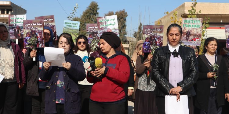 Jinên koçber yên Efrînê li Qamişlo daxuyaniyek dan