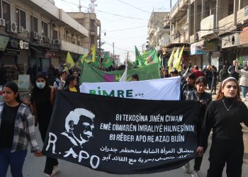 Jinên kantona Cizîrê li dijî Komploya Navnetewyî meşiyan