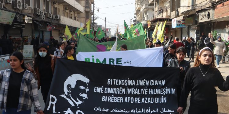 Jinên kantona Cizîrê li dijî Komploya Navnetewyî meşiyan