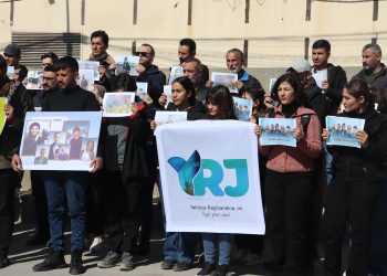 ‘Rojnamevan wê ji bo derxistina dengê rastiyê xebatan berdewam bikin’
