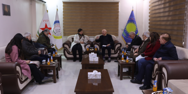 Şandeyek Brîtanî serdana herêma Bakur û Rojhilatê Sûriyê kirye