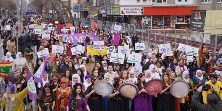 ‘Jin azadiya xwe di azadiya Rêber Apo de dibînin’