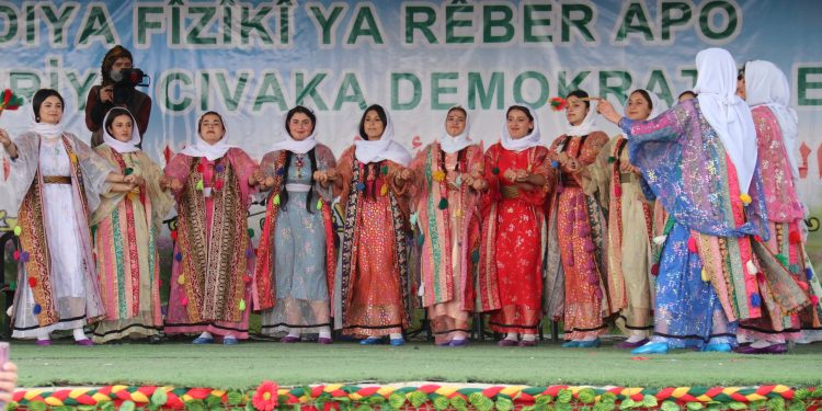 Bi hezaran welatiyên Qamişlo, Amûdê û Dêrikê Newroza 2025’an pîroz kirin