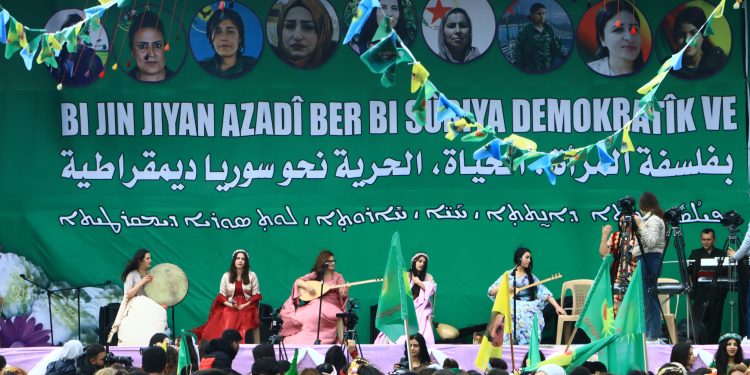 Şîniyên Qamişlo Roja Jinê bi coşeke mezin pîroz kirin