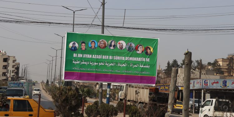 Kolanên Qamişlo bi rengê jinê tên xemilandin